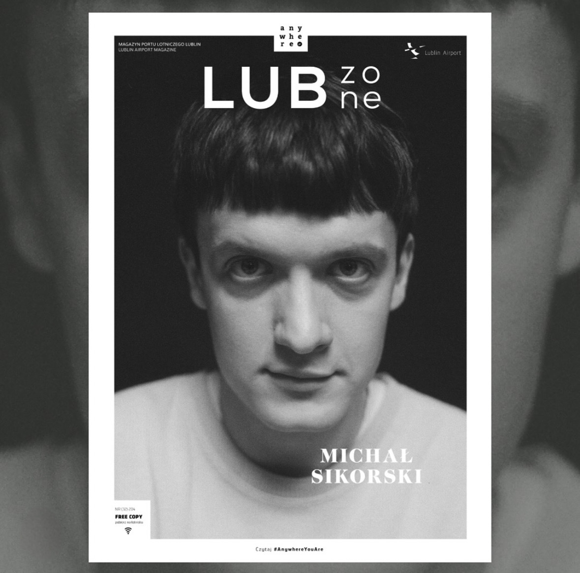 kobieta idąca ulicą z torebką